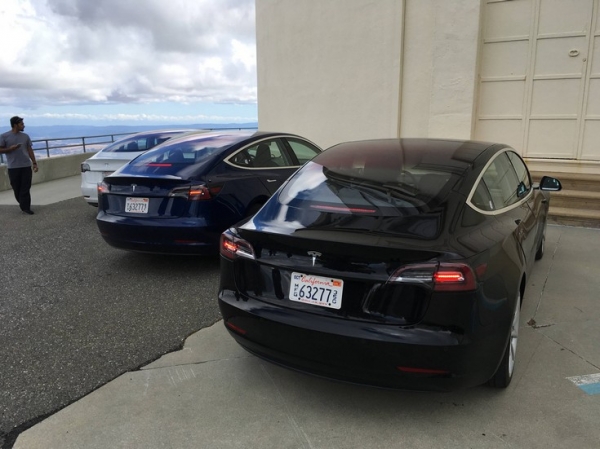 Новые снимки автомобиля Tesla Model 3 демонстрируют отсутствие приборной панели и ручку АКПП с режимом автопилота