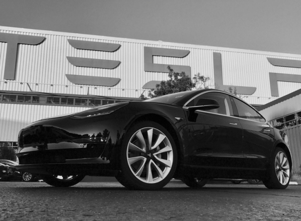 Первый серийный автомобиль Model 3 сошёл с конвейера Tesla