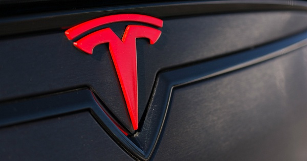Хакер взломал и модифицировал автомобиль Tesla