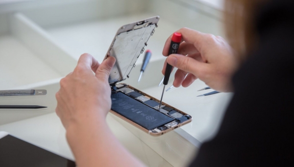 Apple извинилась за замедление iPhone и в два раза снизила стоимость замены аккумуляторов
