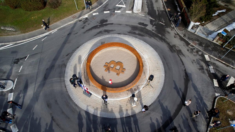 В словенском городе Крань установили официальный памятник биткоину
